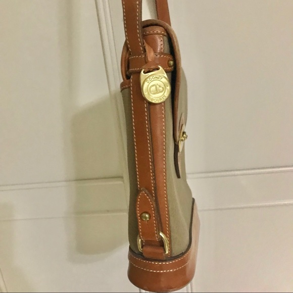 Vintage Dooney and Bourke taupe leather shoulder bag. - Picture 3 of 6